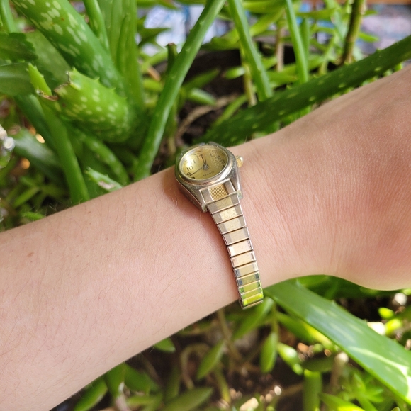 Classic Quartz Dainty Stretch Watch - Picture 5 of 8